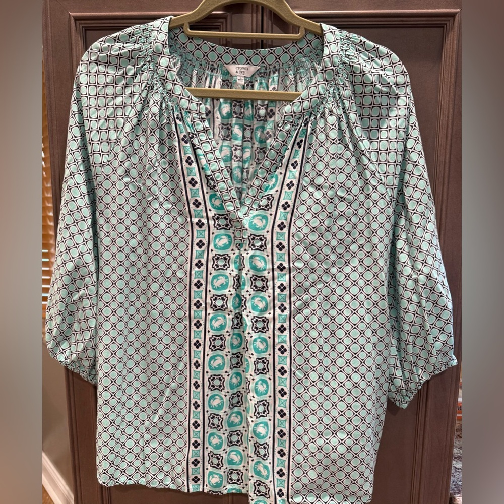 Crown & Ivy Large Mint Green Geometric Print V-Neck Blouse